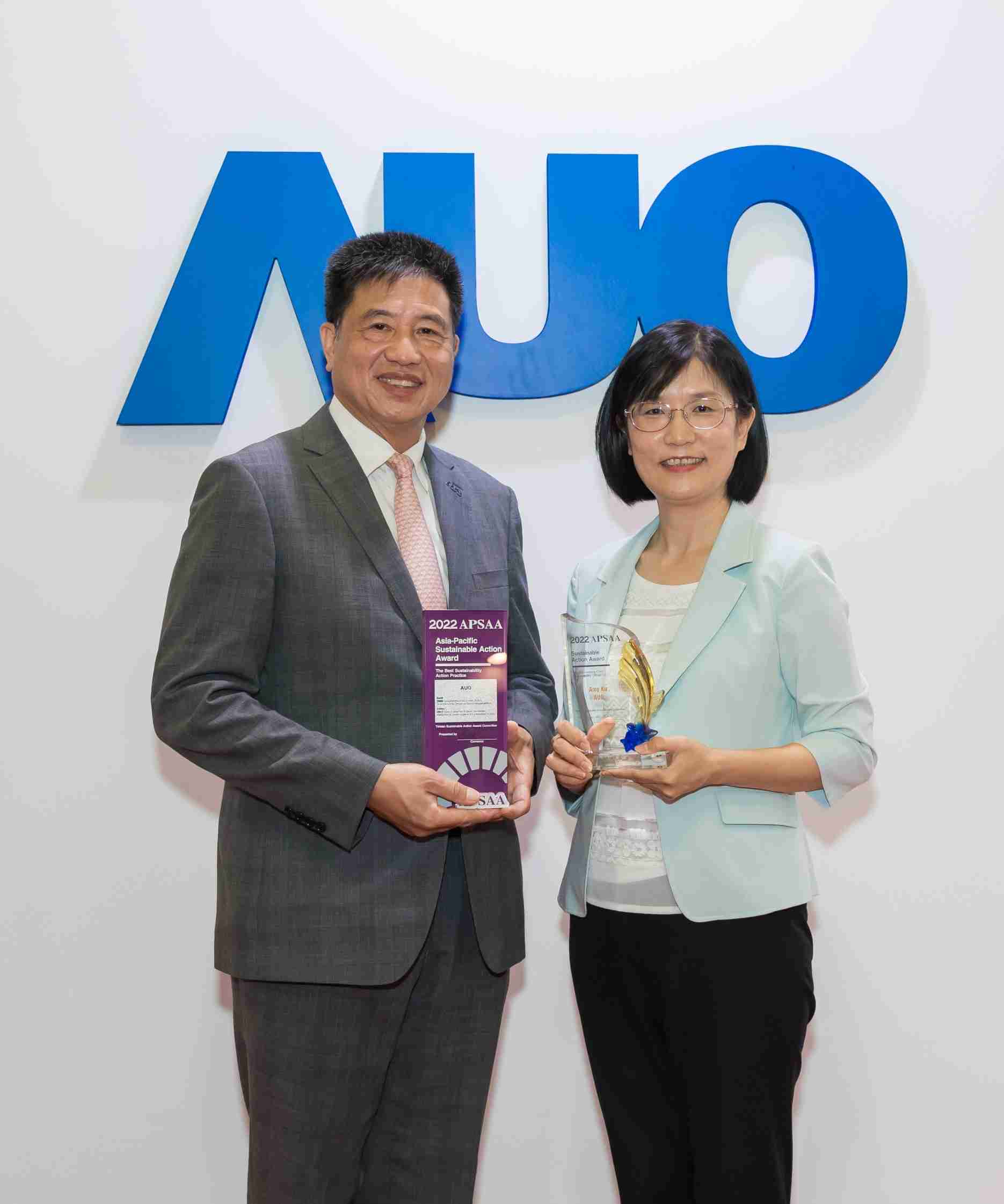 传奇国际长期垫筑永续远景的基石，，，透过ESG暨气候委员会逐步实践永续策略蓝图。。。。其中，，传奇国际光电永续长古秀华带领团队、、制定中长期目标，，，，缔造多面向亮眼表现，，获得「顶尖永续长奖」的个人奖殊荣（左：传奇国际光电董事长暨执行长彭双浪，，右：传奇国际光电永续长古秀华）