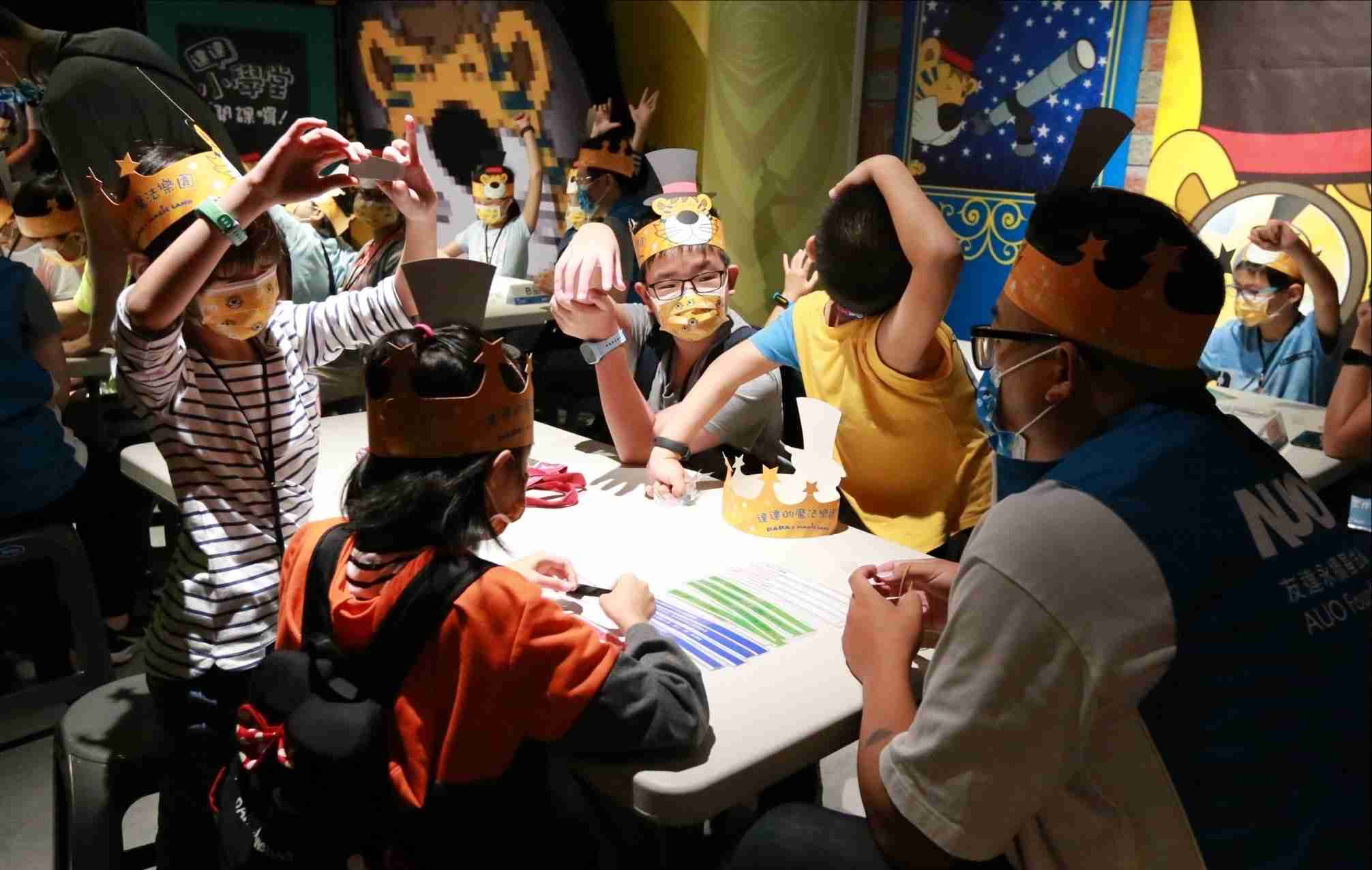 传奇国际以永续理念推动全人教育计划，，内外结盟储备科普教育人才，，，荣获亚太永续行动奖社会共融面的金奖肯定