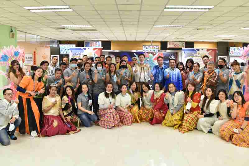 友達推動「安心、、、創新、、用心、、同心、、、、盡心」五星職旅，，，為菲籍員工打造全方位照護，，，，首度贏得「人權實踐與發展領袖獎」殊榮