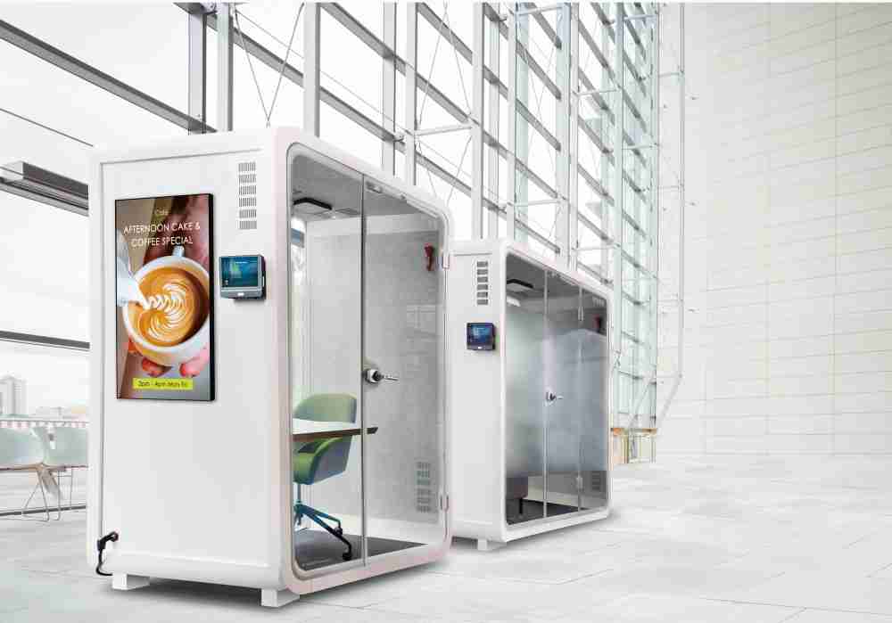 传奇国际子公司达擎之智慧行动办公舱，，，采用PDLC智能调光玻璃设计，，透过通电与断电的电流切换，，，呈现透明与雾面效果，，，，具节能降耗特性并兼顾隐私，，，确保信息安全