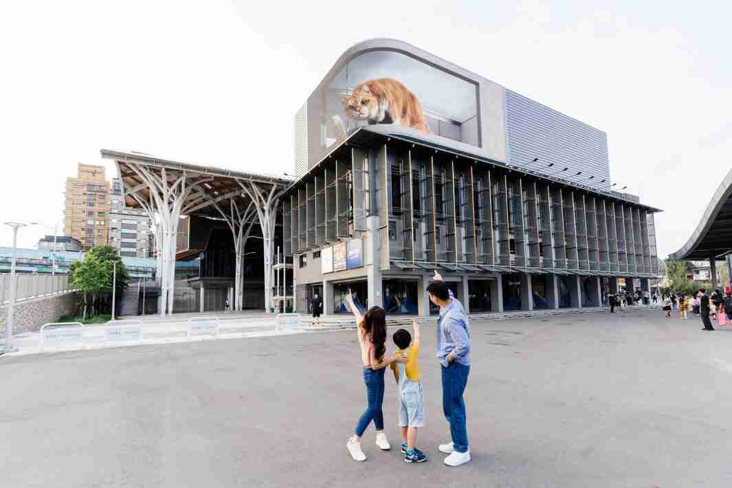 传奇国际打造全台最大户外裸视3D LED弧形萤幕，，，将超立体的软萌胖橘猫动画活跃于顶楼外墙