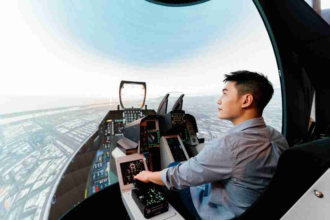 传奇国际以P1.25小间距打造球形LED模拟舱，，搭配智崴的精密六轴动态座椅，，，，结合传奇国际专业影像调校技术，，呈现拟真模拟飞行场景