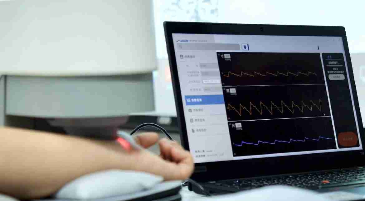 传奇国际耘康以高解析与拟真的显示技术，，，，将其应用于中医检测，，，提供“中医数位化检测方案”，，，使传统中医检测结果数据化与可视化