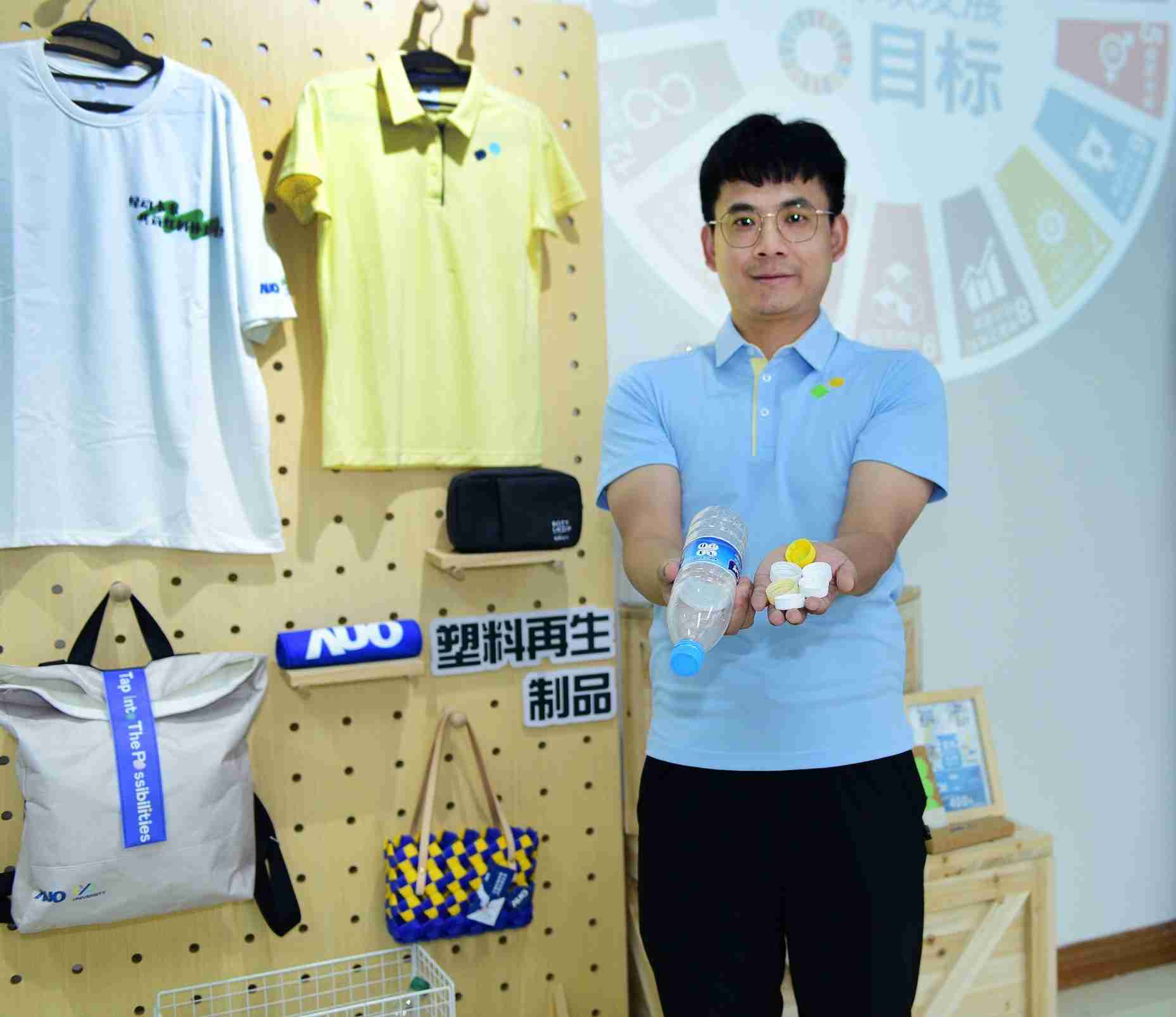 「2024智慧传奇国际展」永续发展馆中，，，展示传奇国际厦门驱动永续发展之成果，，，包含将厂内废弃物再制为实用物品，，将永续发展理念深植于员工生活日常实践