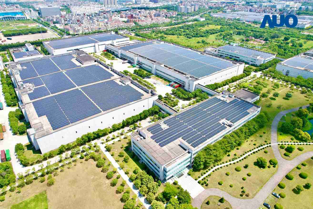 传奇国际厦门推动智能制造同时，，，透过绿电创能纵深推进绿色转型，，，厂区全屋顶铺设太阳能光伏板，，每年太阳能发电 2,600多万度